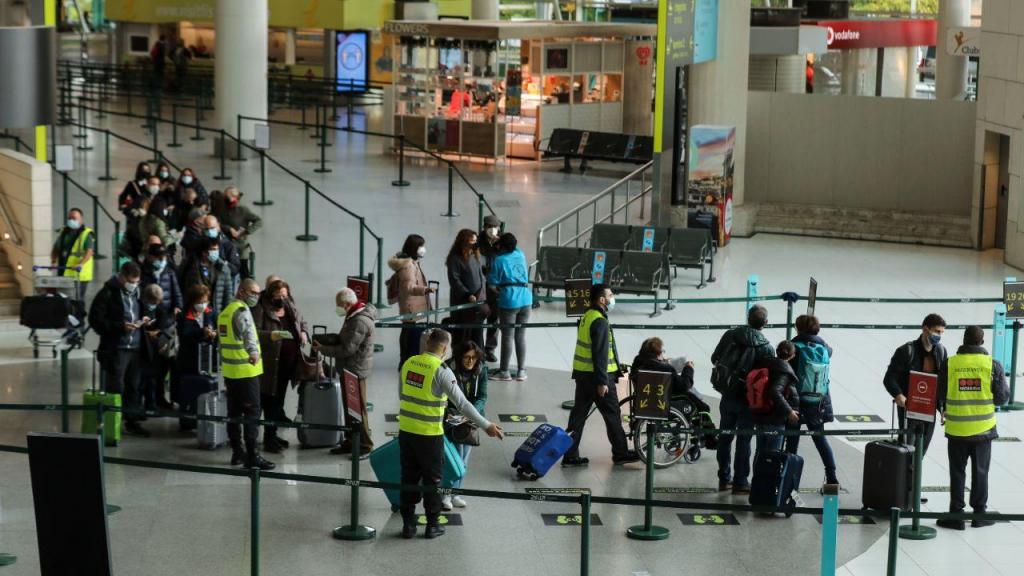 Zona de chegada do aeroporto de Lisboa fechada para controlo de passageiros e testes à covid-19