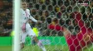 A incrível defesa do guarda-redes do Lens para negar o golo a Di María