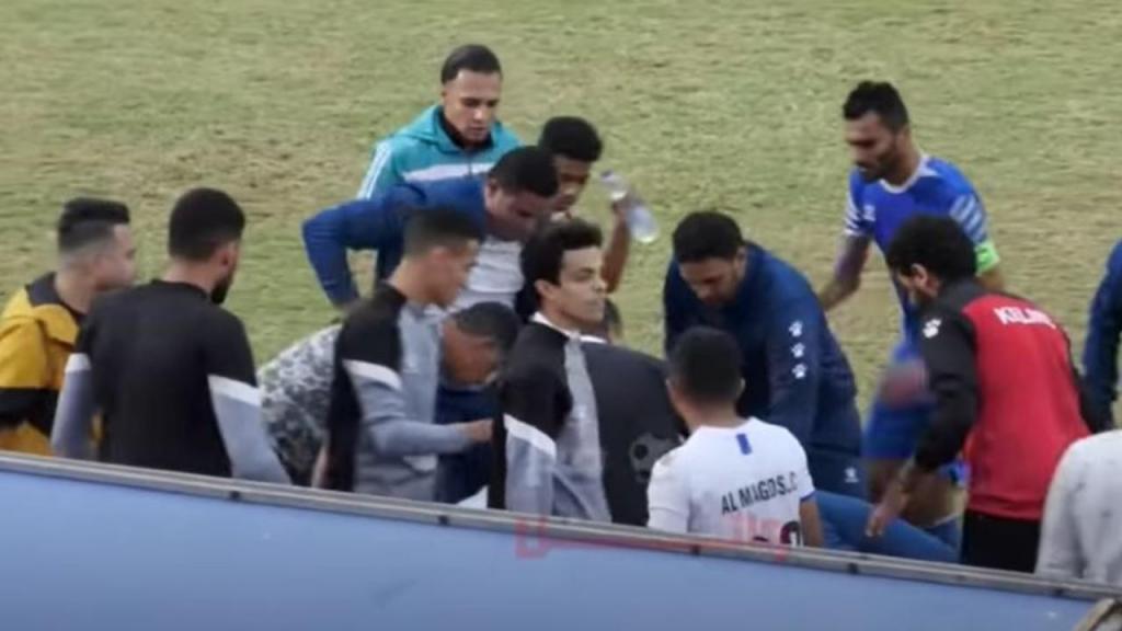 Treinador egípcio morre de ataque cardíaco após festejar golo aos 90+2 (youtube)