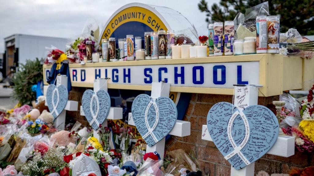 População de Michigan homenageia as vítimas do tiroteio na escola