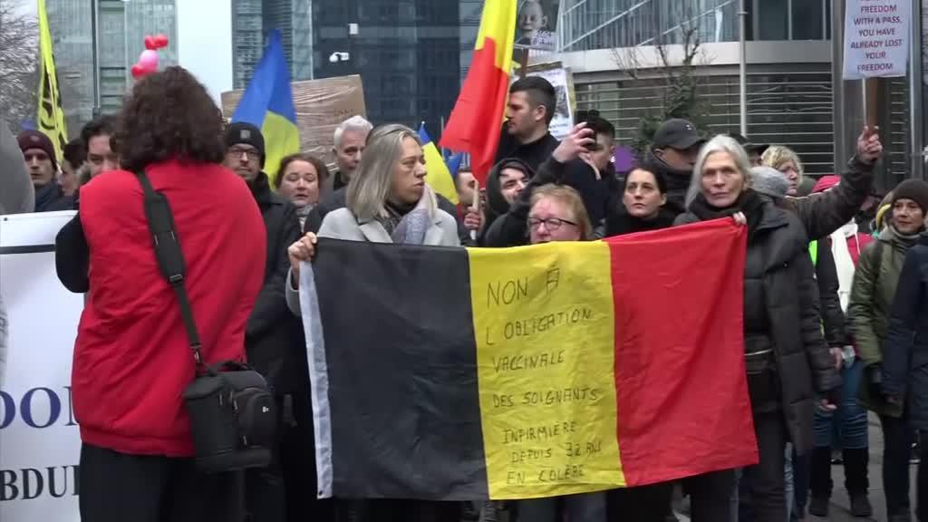 Em Bruxelas manifestantes gritam "liberdade" contra a vacinação obrigatória