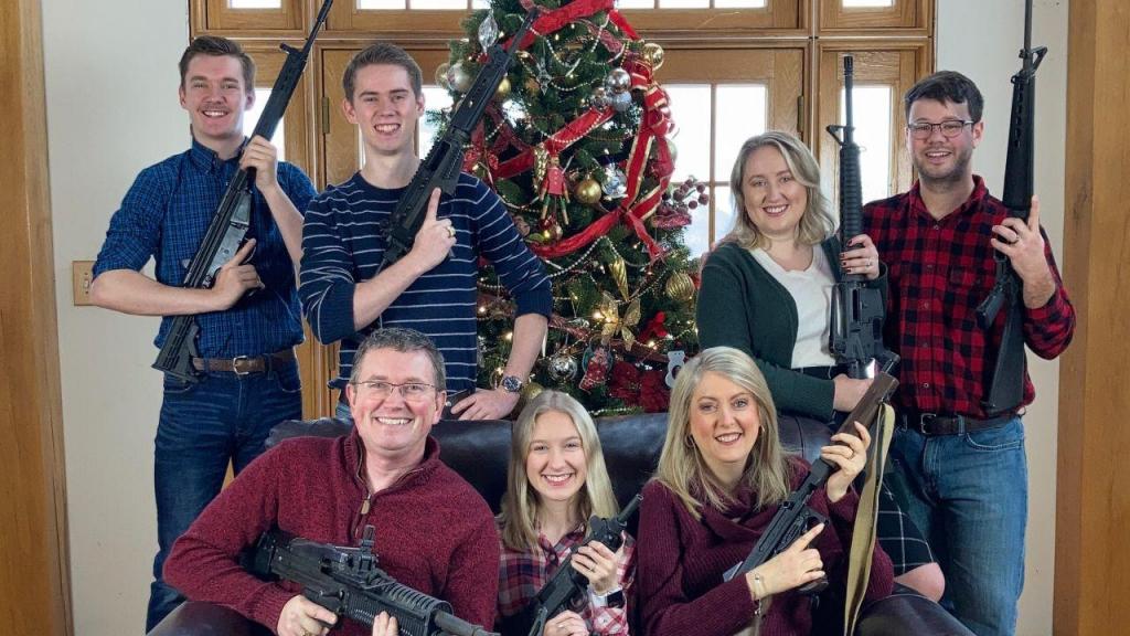 Congressista dos EUA partilha foto de Natal com grupo armado (Twitter/Direitos Reservados)