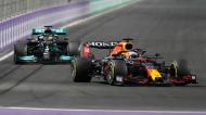 Max Verstappen e Lewis Hamilton no GP da Arábia Saudita em Fórmula 1 (AP)