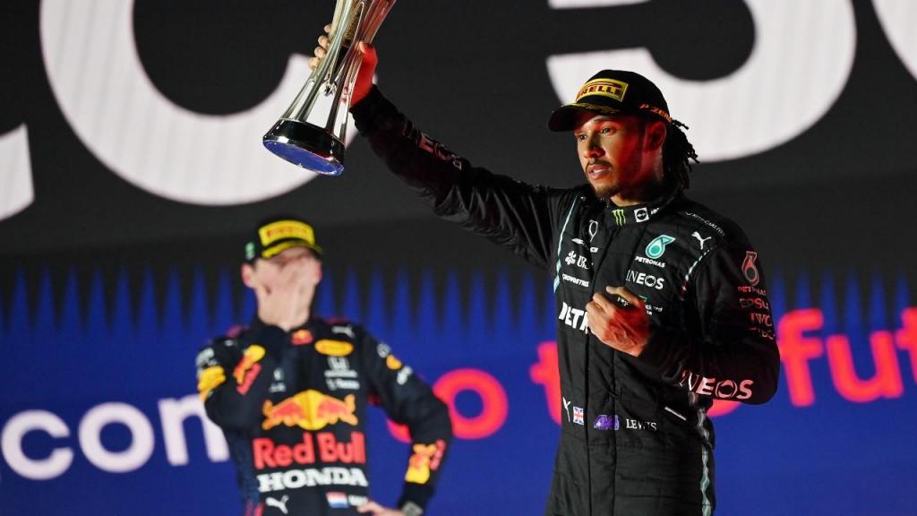 Lewis Hamilton venceu o GP da Arábia Saudita e igualou Verstappen na luta pelo Mundial de Fórmula 1 antes da última corrida (AP)