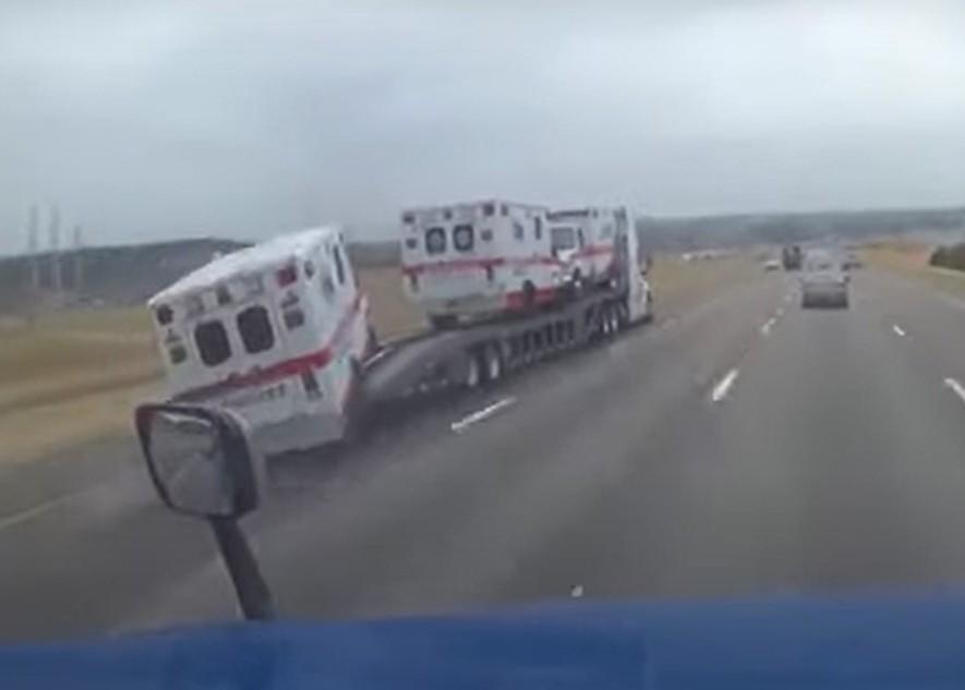 Ambulância desprende-se de atrelado (captura YouTube)