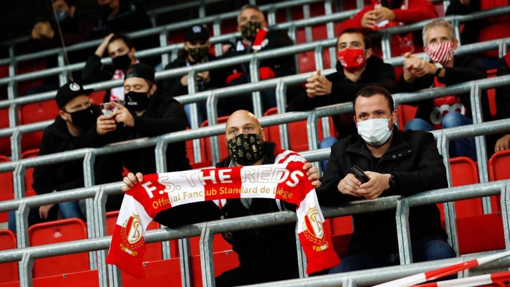 Adeptos do Standard Liège, na Bélgica (Francisco Seco/AP)