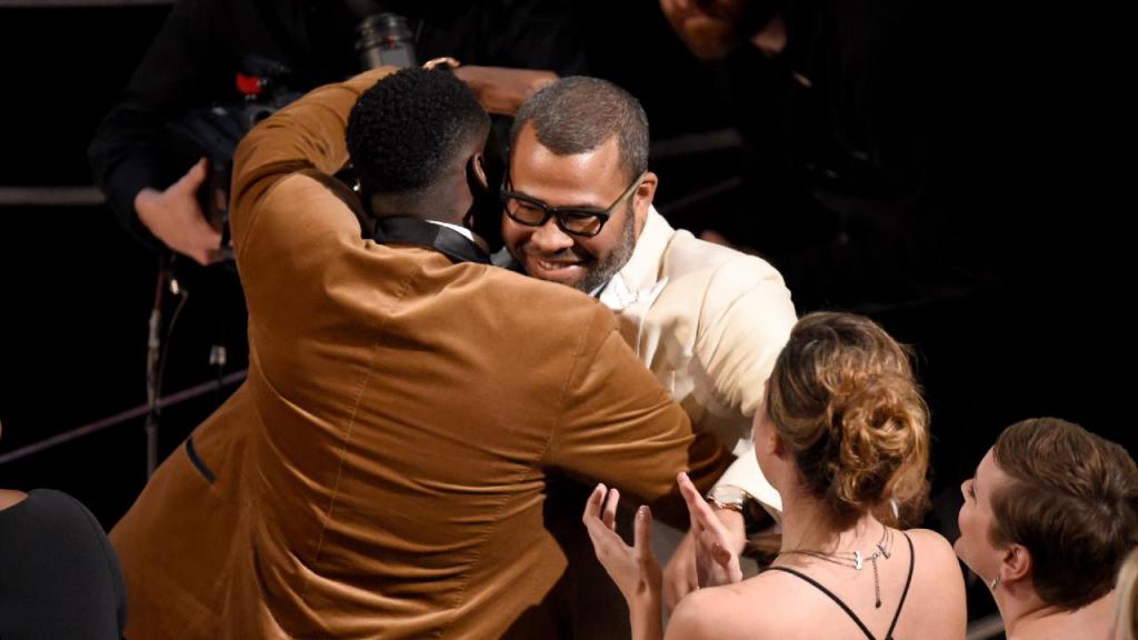 Daniel Kaluuya e Jordan Peele celebram após "Foge" vencer o Óscar de Melhor Argumento Original (Chris Pizzello/AP)