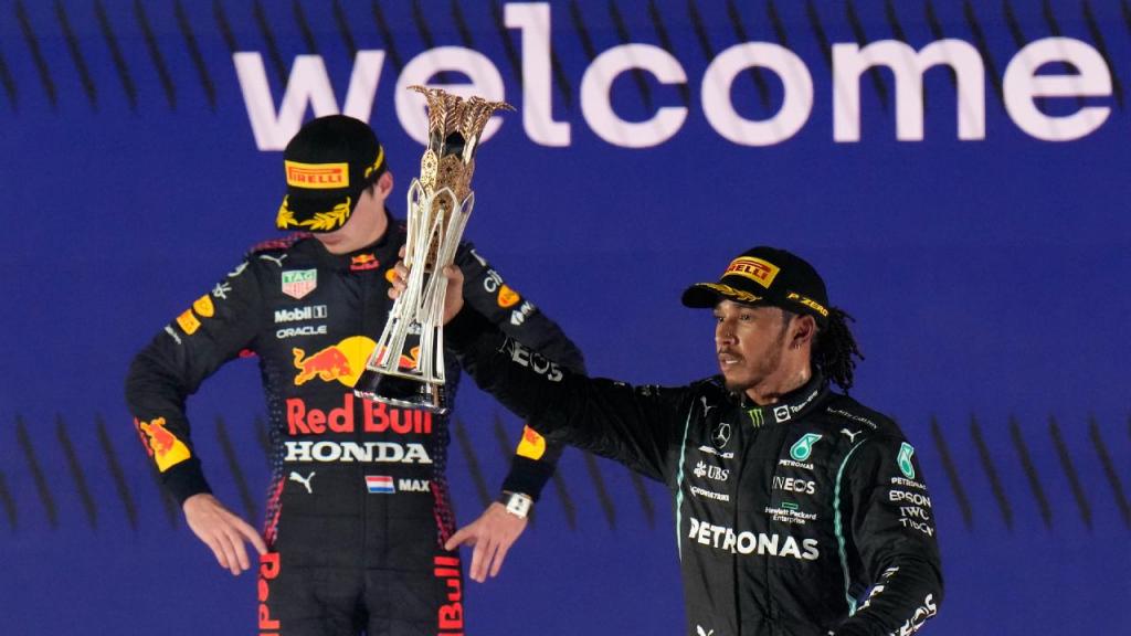 Lewis Hamilton e Max Verstappen (AP Photo/Hassan Ammar)