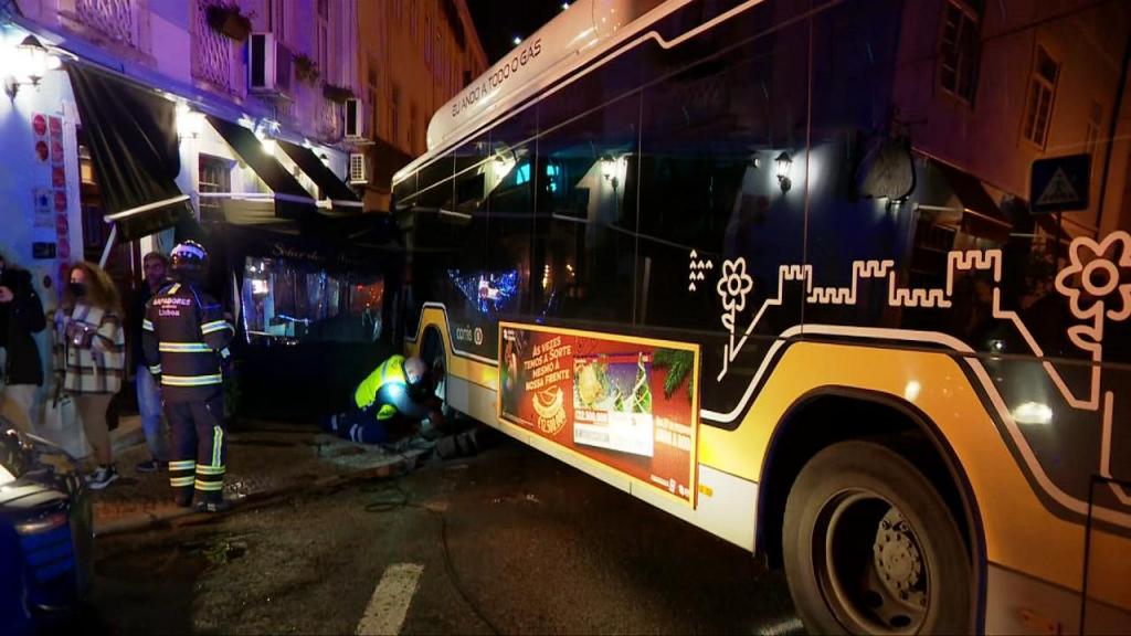Autocarro da Carris colide com restaurante em Alcântara (DR)