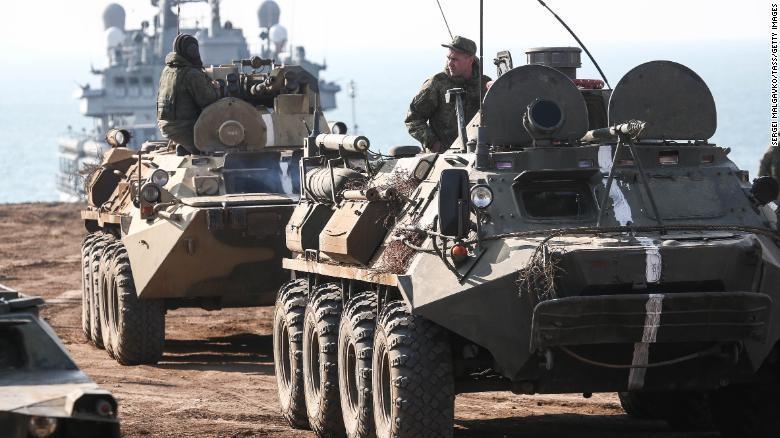 Veículos blindados participam num exercício de desembarque anfíbio levado a cabo pelo exército e pelas unidades de infantaria naval da frota russa do Mar Negro no campo de Opuk na Crimeia a 18 de outubro de 2021.