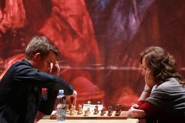 Judit Polgár tornou-se grande mestre do xadrez aos 15 anos e venceu o  melhor, tal como no “Gambito de Dama” - CNN Portugal