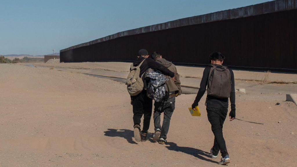 Migrantes mexicanos junto à fronteira com os EUA