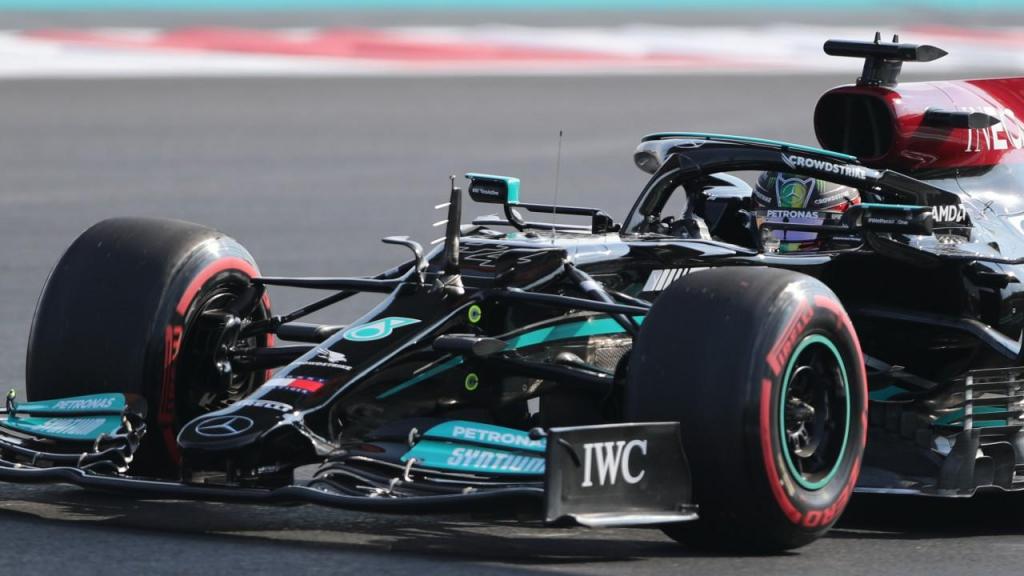 Lewis Hamilton nos treinos livres do GP de Abu Dhabi, no circuito Yas Marina (AP)