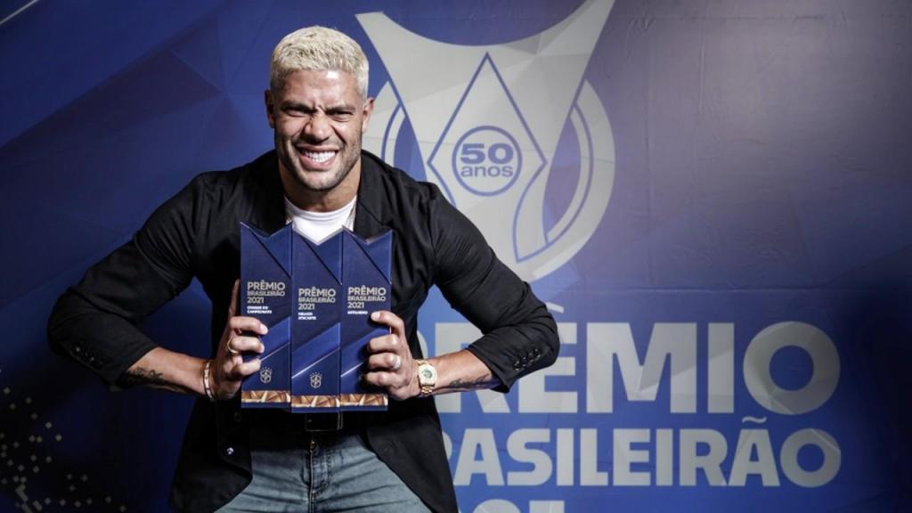 Hulk premiado na gala da Confederação Brasileira de Futebol pela época 2021 no Brasileirão (CBF)