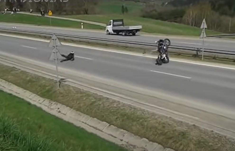 Acidente em exibição motard (captura YouTube)