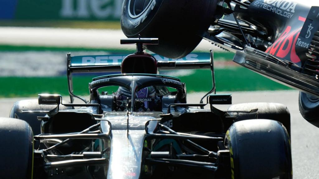 Lewis Hamilton e Max Verstappen em disputa no Grande Prémio de Fórmula 1 em Monza, Itália. Foto: AP