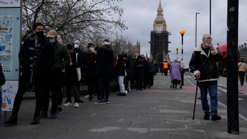 Britânicos fazem filas de espera para terceira dose após alerta sobre Ómicron