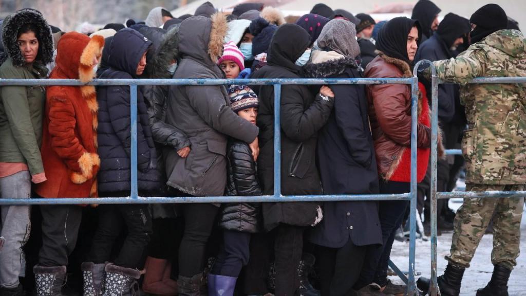 Migrantes na fronteira da Polónia com a Bielorrússia. Oksana Manchuk/BelTA via AP