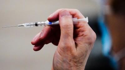 Idosos que optam por não se vacinar contra a gripe evocam desconfiança na vacina, diz estudo - TVI