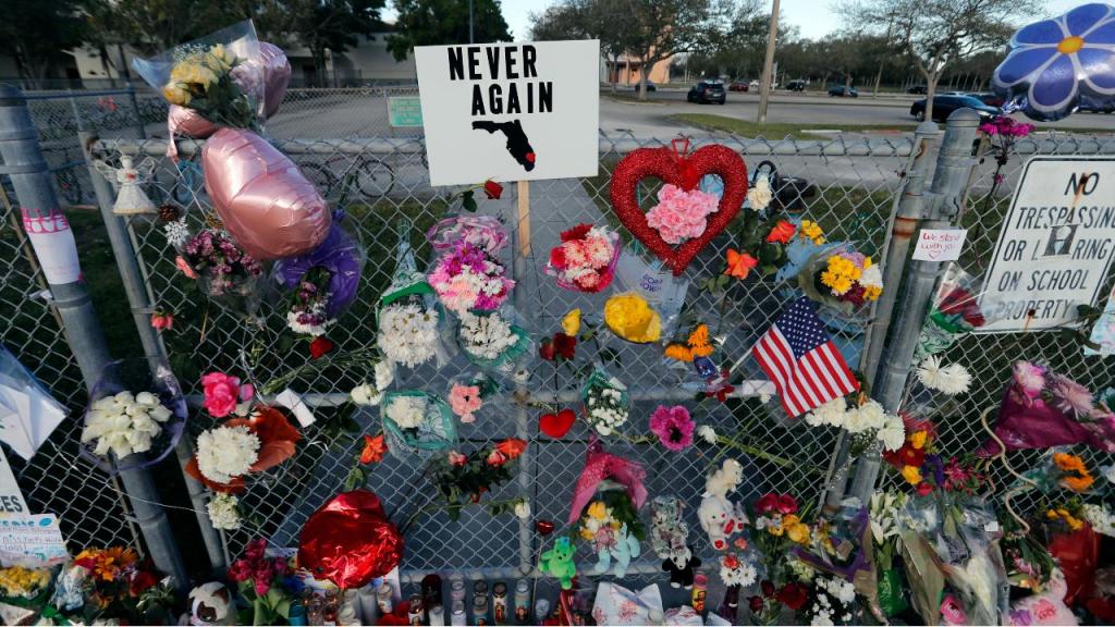 Memorial no liceu Marjory Stoneman Douglas, no sul da Florida, após o massacre que ocorreu no Dia dos Namorados em 2018