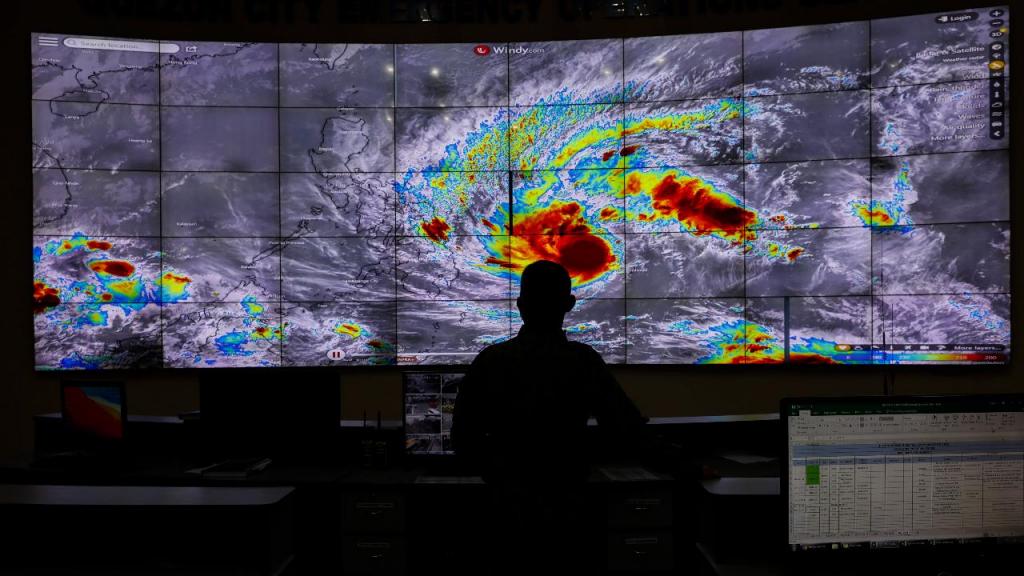 Tufão Rai aproxima-se das Filipinas (EPA/ROLEX DELA PENA)