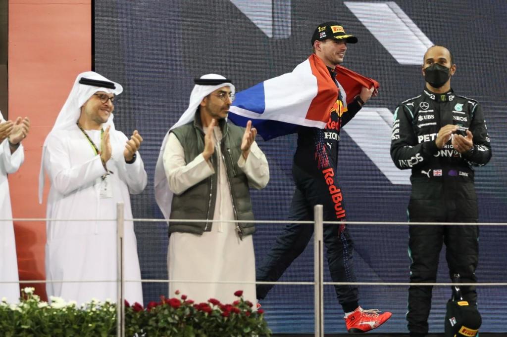 Max Verstappen e Lewis Hamilton no GP de Abu Dhabi (Lusa)