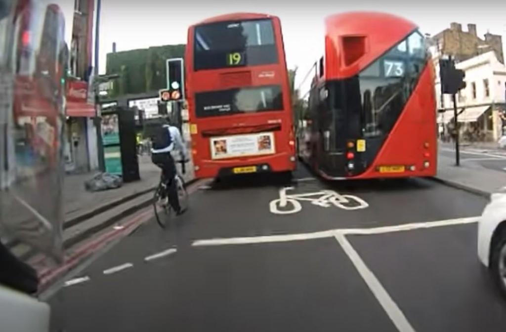 Ciclista apressado vai ao chão (captura YouTube)