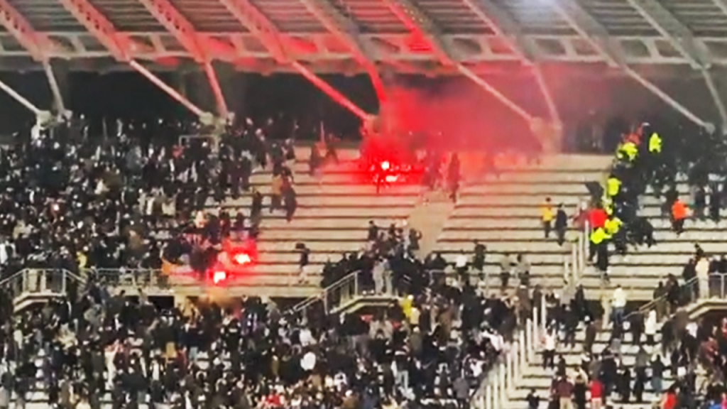 Confrontos no Paris FC-Lyon, da Taça de França (Twitter: David Aiello)