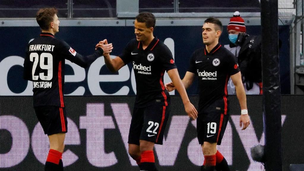 Jesper Lindström festeja com Santos Borré e Timothy Chandler o golo da vitória do Eintracht Frankfurt ante o Mainz (Ronald Wittek/EPA)