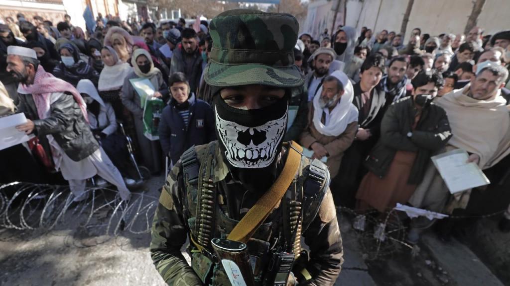 Centenas de afegãos esperam horas para pedir passaportes em Cabul 