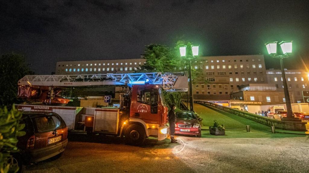 Viatura do Batalhão de Sapadores bombeiros do Porto, estacionada junto ao Hospital de São João (Rui Manuel Farinha/LUSA)