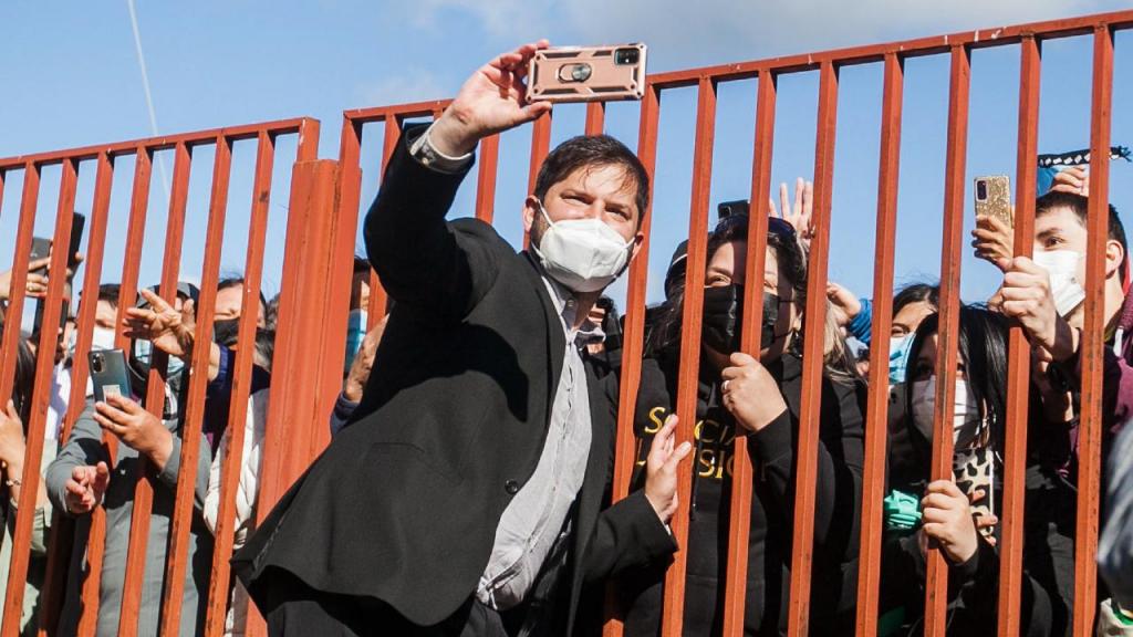 Gabriel Boric tira selfie com apoiantes no dia das presidenciais chilenas (Andres Poblete/AP)