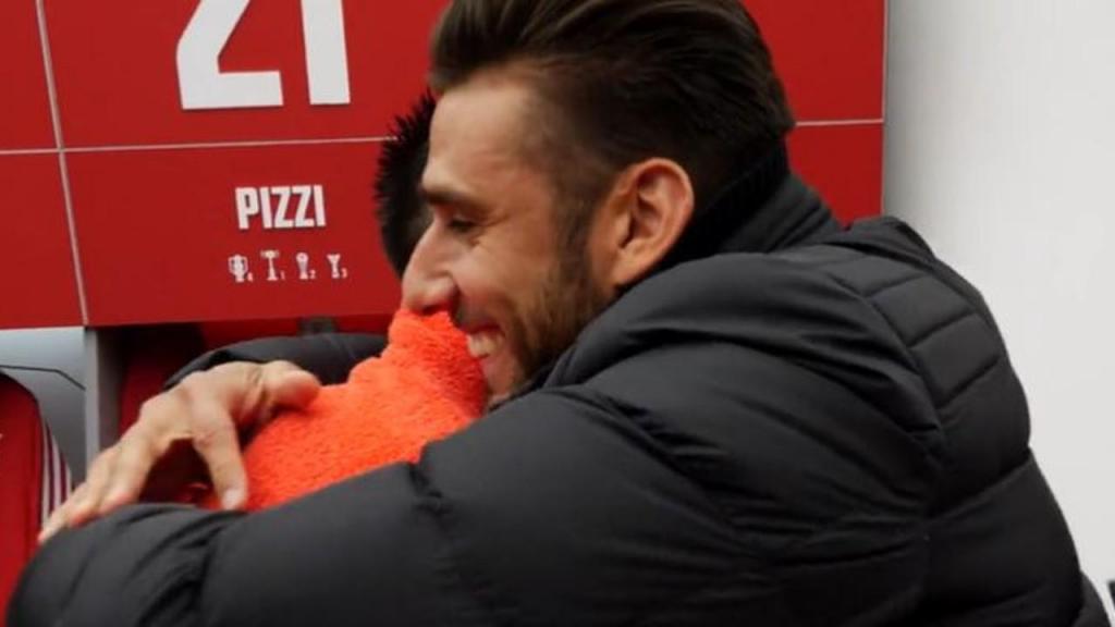 O abraço de Salvio e Pizzi (vídeo: Benfica)