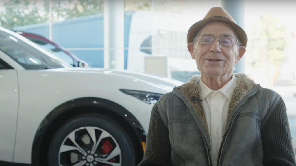 Pedro García, de 87 anos, conduz elétrico