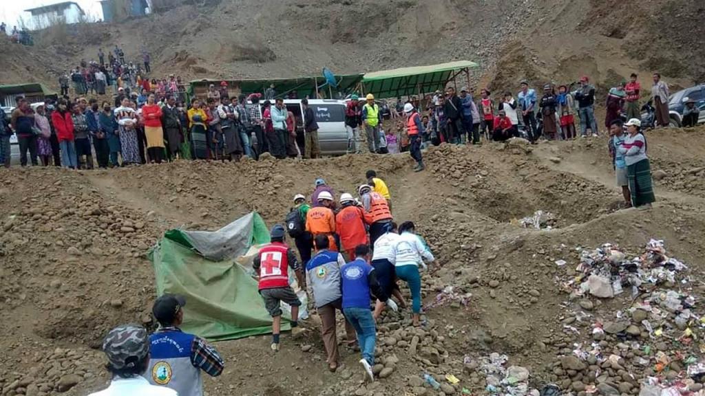 Trabalhos de salvamento após deslizamento de terras em mina em Myanmar