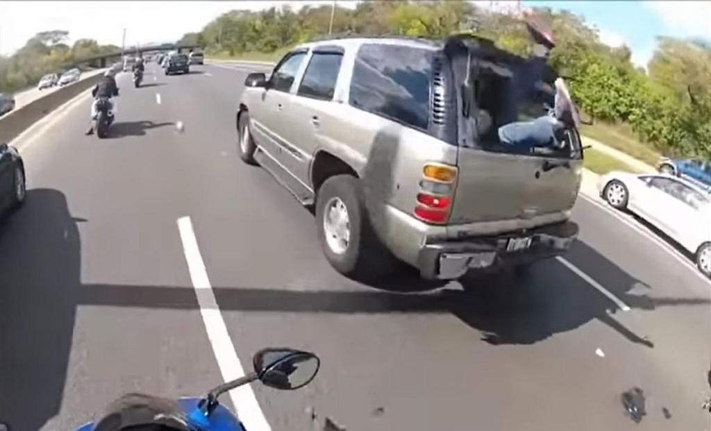 Motociclista vai parar dentro de SUV (captura YouTube)