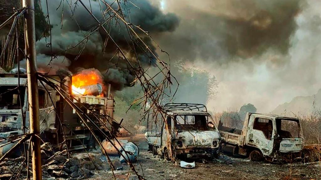 Carros incendiados em Myanmar