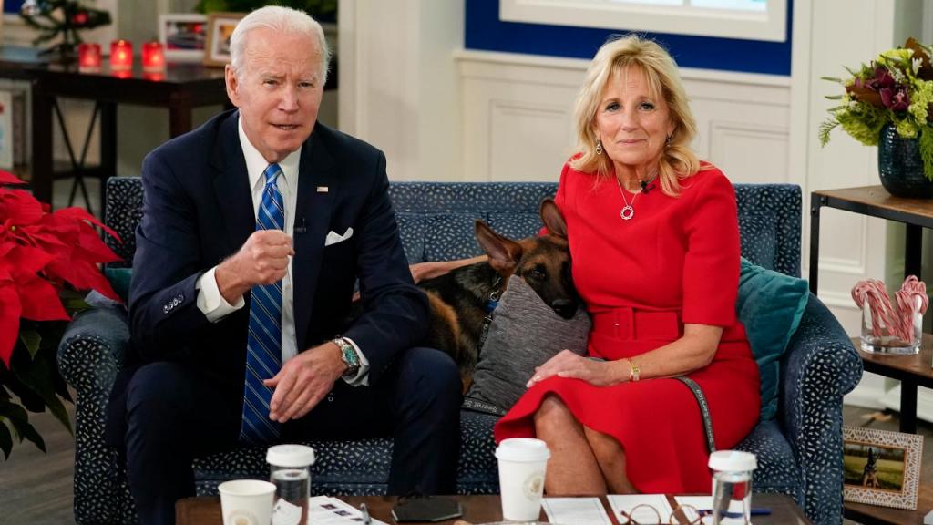 O presidente dos EUA, Joe Biden, com a primeira-dama Jill Biden e o recém-chegado cão Commander