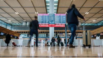 SEF detém 10 pessoas com documentos falsos no aeroporto de Lisboa - TVI