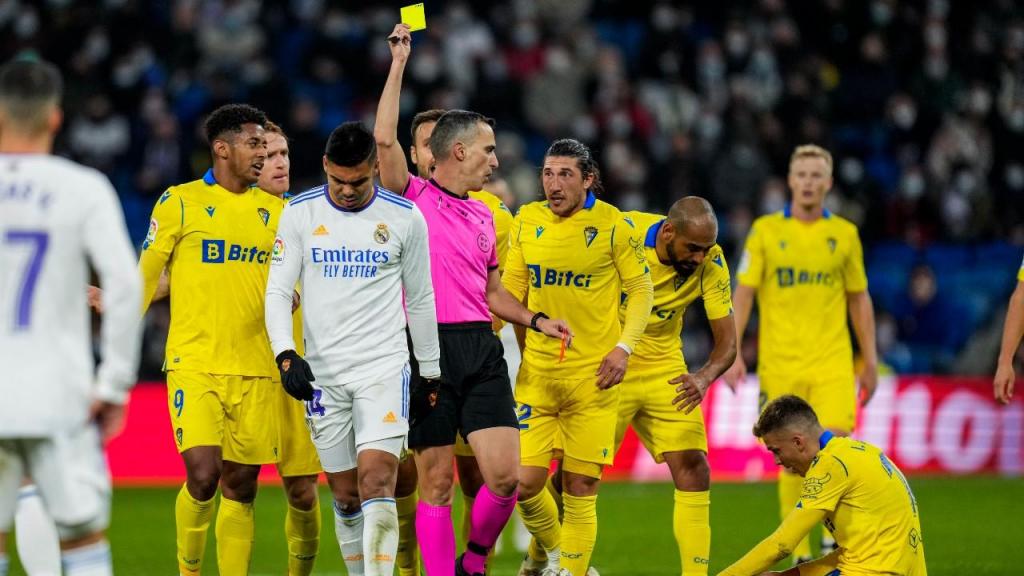 Árbitro Jaime Latre mostra cartão amarelo a Casemiro no Real Madrid-Cádiz (AP)