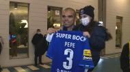 Anos depois, Pepe reencontra menina que visitou no hospital em criança (vídeo: FC Porto)