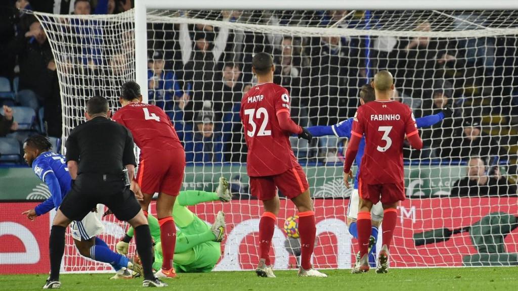 Ademola Lookman fez o 1-0 no Leicester-Liverpool (Rui Vieira/AP)