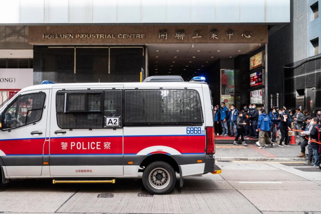 Operação policial contra o site de informação Stand News em Hong Kong (EPA/MIGUEL CANDELA)