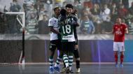 Guitta abraçado pelos companheiros no Sporting-Benfica em futsal (Estela Silva/Lusa)
