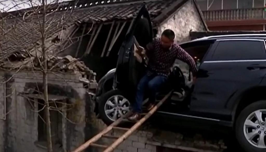 SUV fica enfiado num telhado (captura YouTube)
