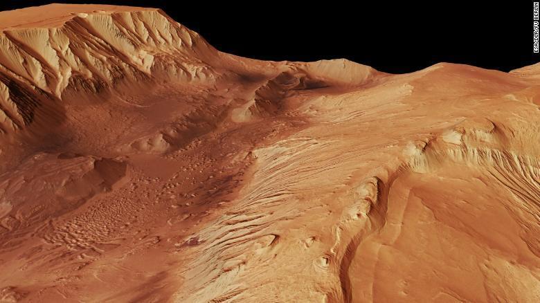 “Quantidades significativas de água” encontradas na versão gigantesca do Grand Canyon em Marte