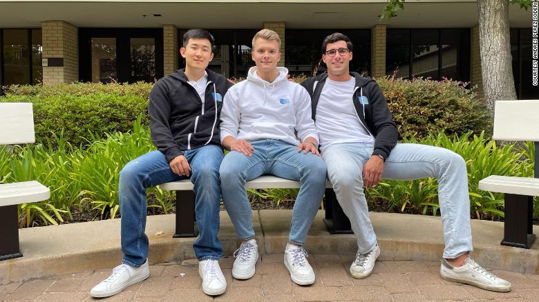 Os fundadores da Sanas Shawn Zhang, Maxim Serebryakov e Andrés Pérez Soderi, conheceram-se quando eram alunos em Stanford.
