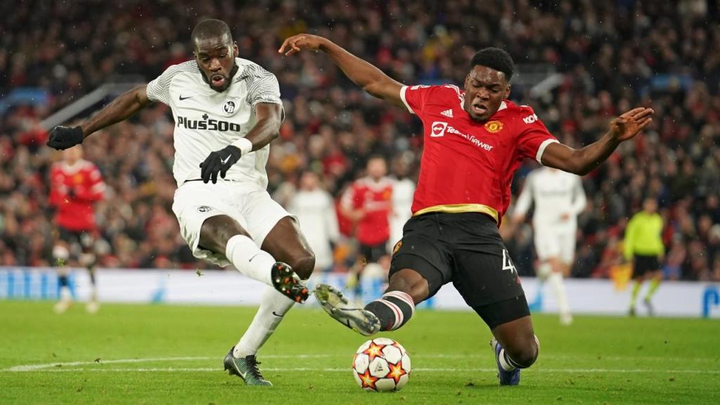 Teden Mengi contra Wilfried Kanga no Manchester United-Young Boys (Dave Thompson/AP)