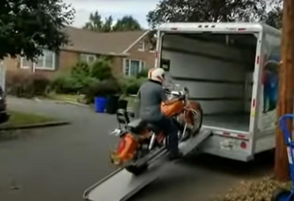Transporte de moto corre mal (captura YouTube The Fireplace of Motorcycling) 