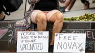 Manifestantes no exterior do hotel de Melbourne onde está Djokovic (Getty Images)